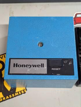 R7795c1007 Honeywell Burner Control Working/ Used