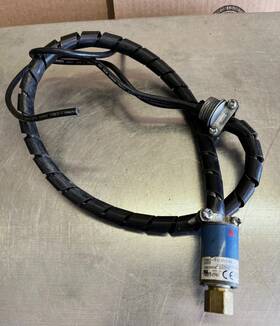 C0-375-ci-300 Johnson Controls P100cc-15 Encapsulated Pressure Switch Usedcutout
