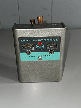 11b30-104 White-rodgers Dual Control - Tested